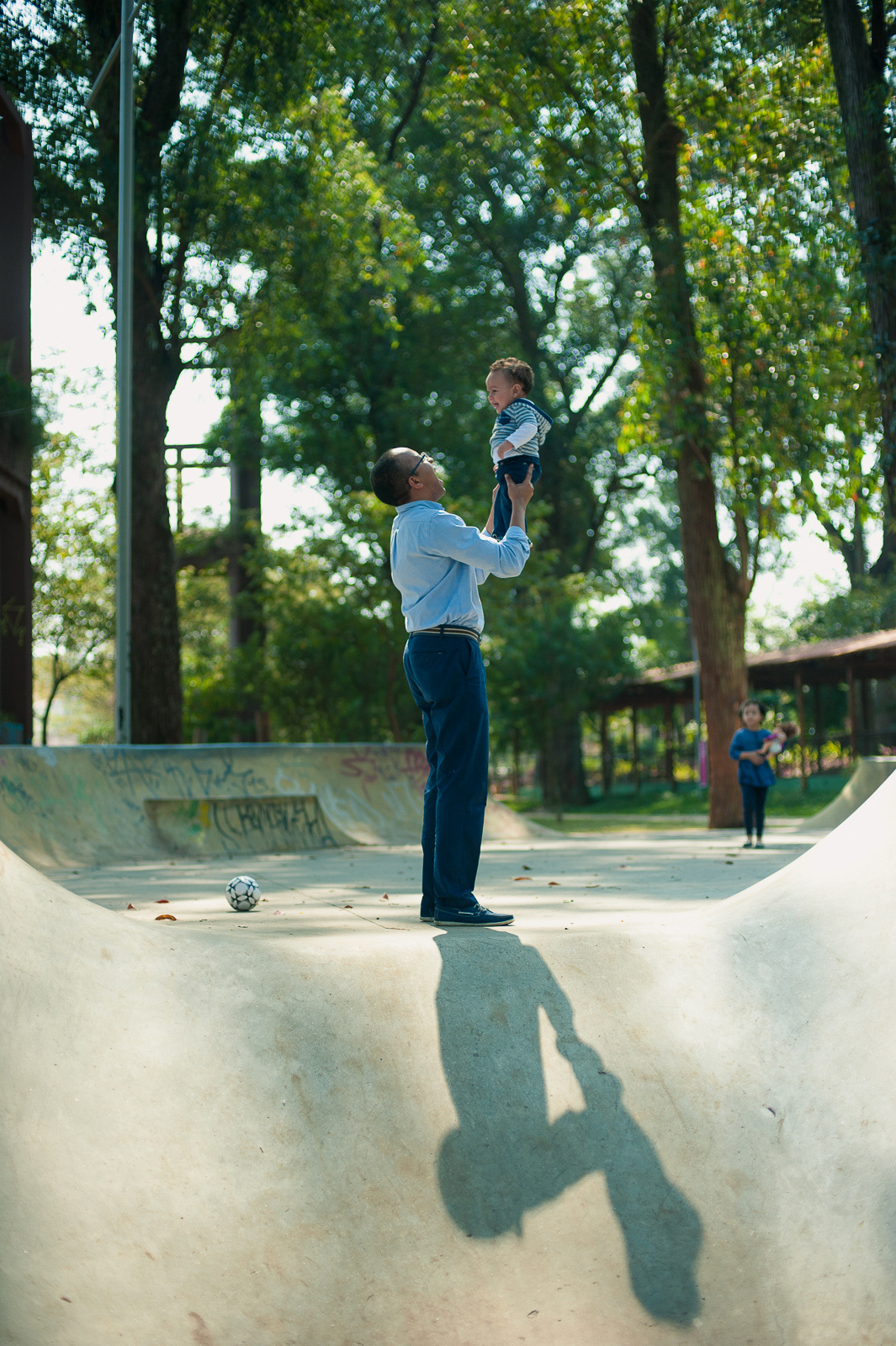 Pai e filho brincando no parque de Santo André - SP. Fotografia de Família