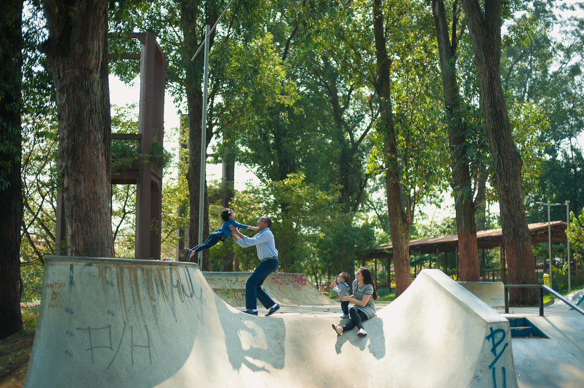 Na pista de skate, os pais e filhos brincando em São Paulo, ensaio fotográfico de família.