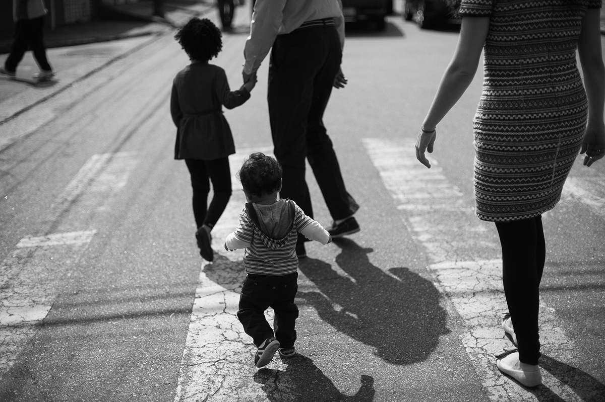 Andando na rua de Santo André em um ensaio fotográfico de família. 