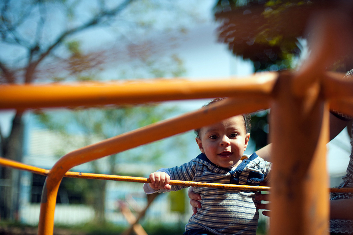 Mamãe de menino, fotografia de família em São Paulo. Brincando no parque.