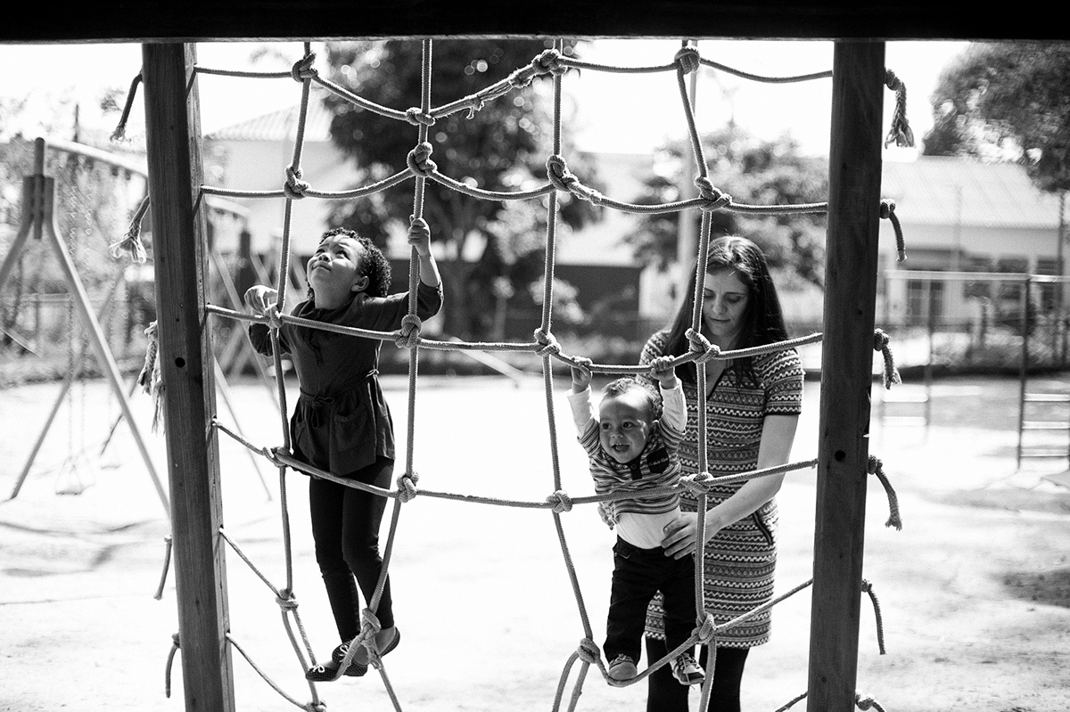 Brincando no parque em São Paulo, com pais e filhos. Fotógrafo de família em São Paulo.