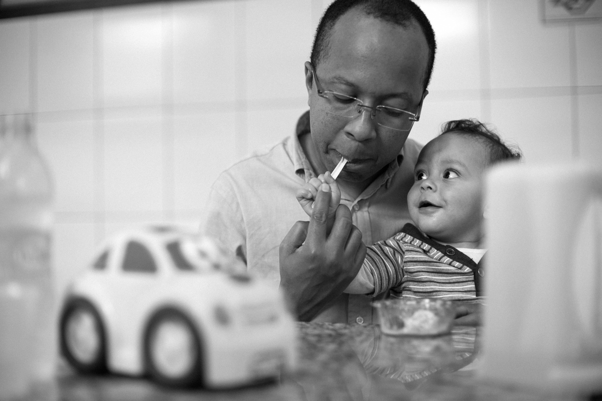 filho cuidando do pai, amor pelos filhos, fotógrafo de família, sorvete gostoso.