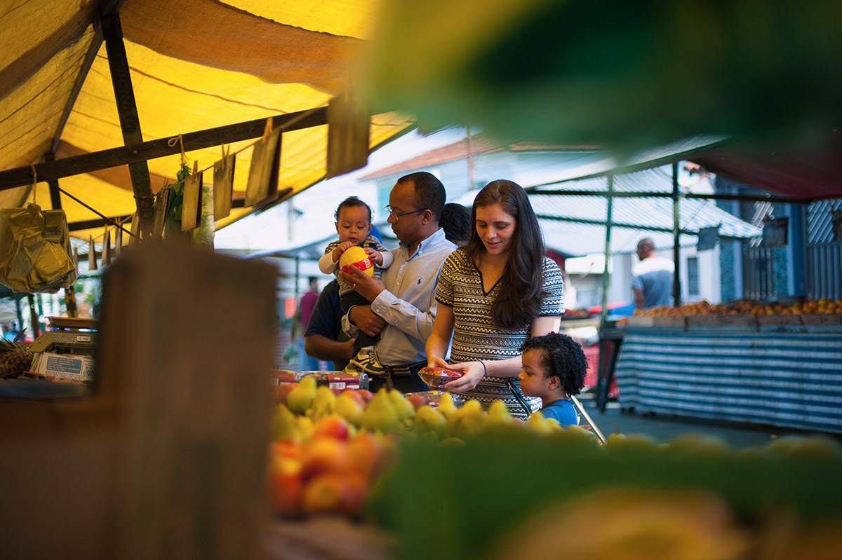 comprando na feira de santo andre, em um ensaio de família, feita pela empresa fotografia Paulo Araujo.