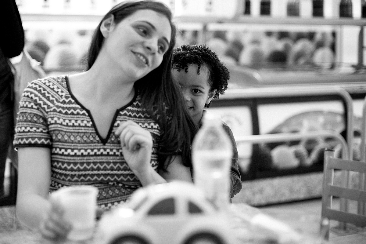  Criança brincando de pega pega com o fotografo Paulo Araujo, na sorveteria em São Paulo.