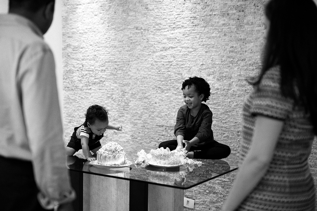 atacando o bolo no ensaio smash the cake realizado em São Paulo.