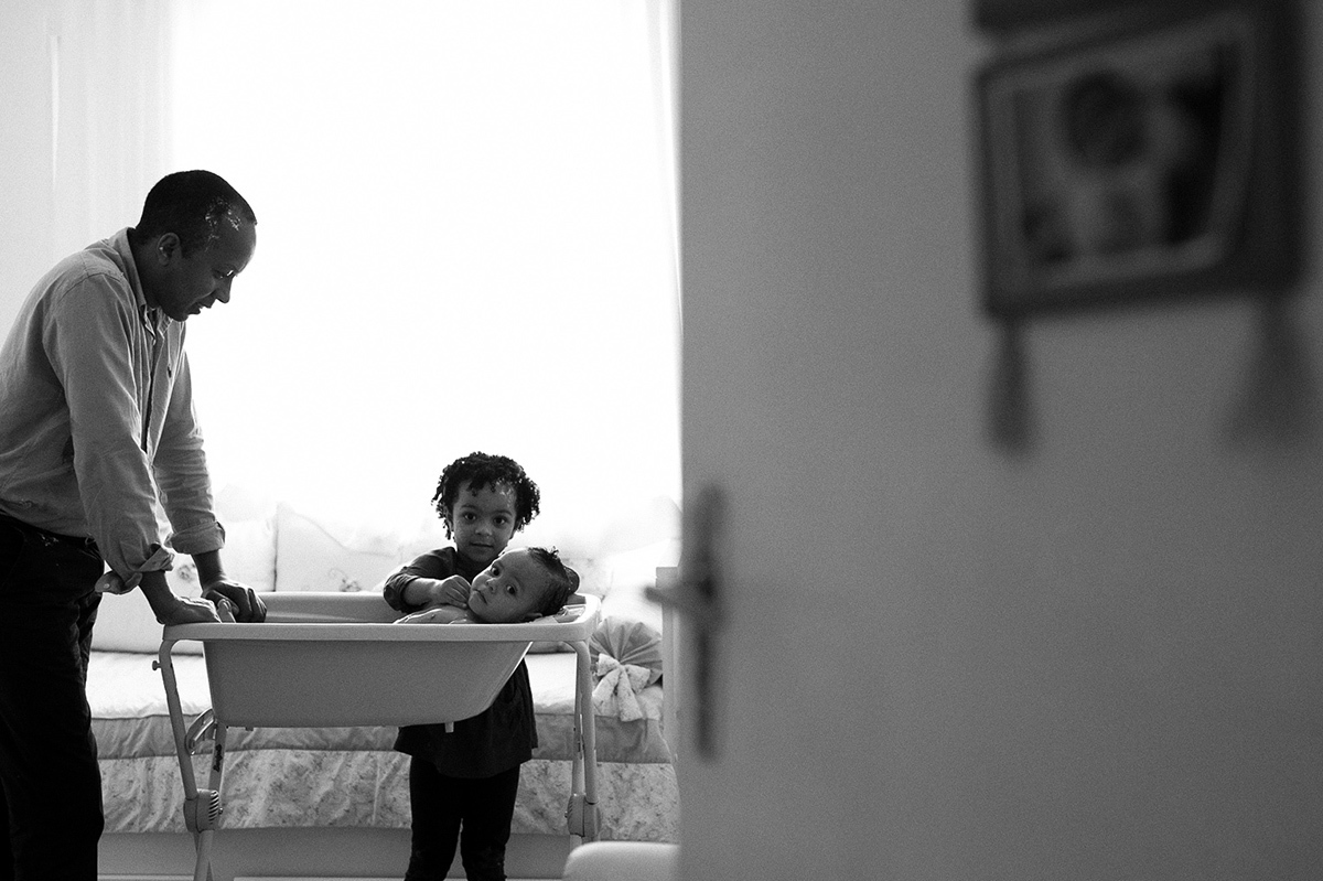 hora do banho no ensaio de família, fotos de Paulo Araujo.