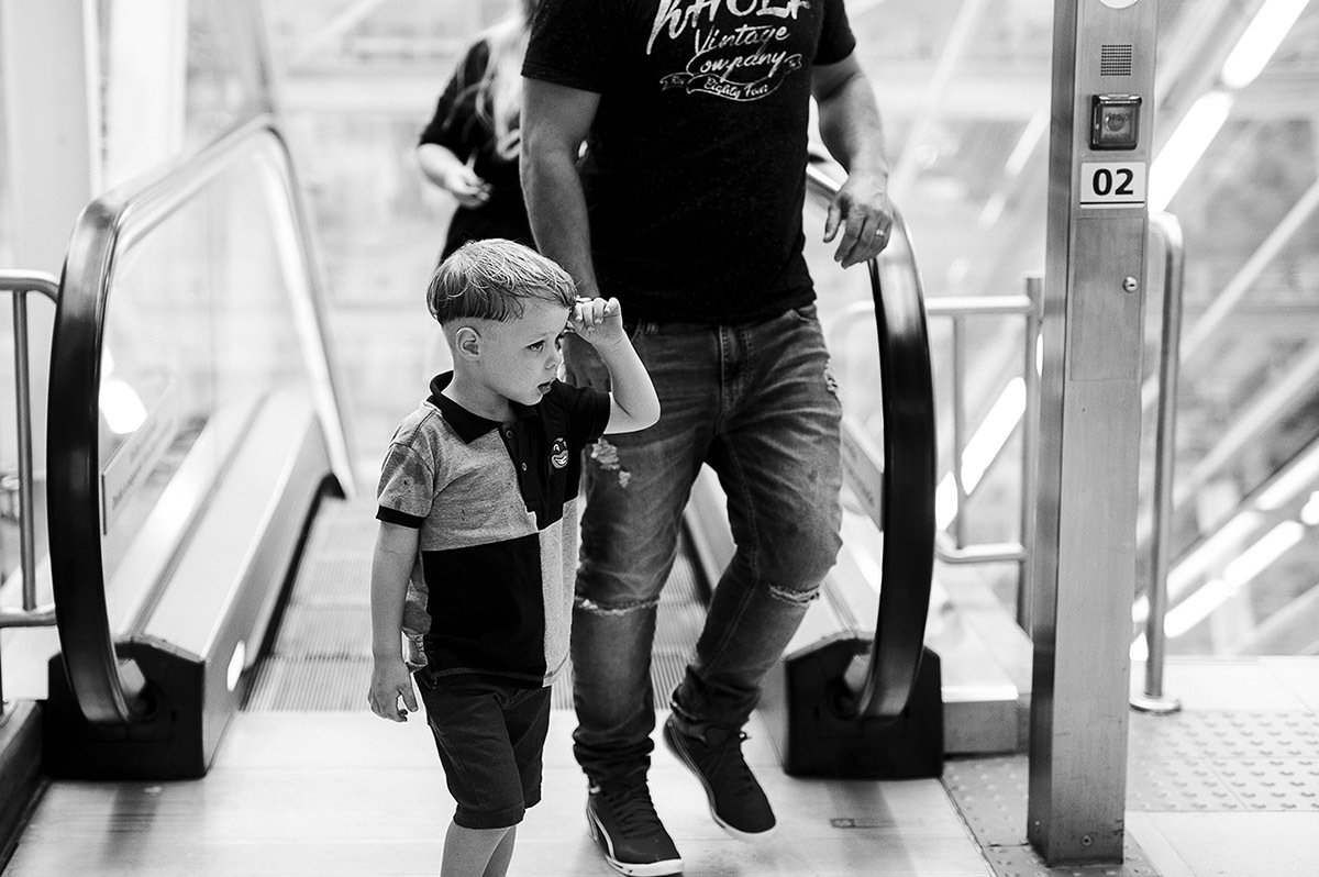 Passeando no metrô em são paulo fotografia de criança e família