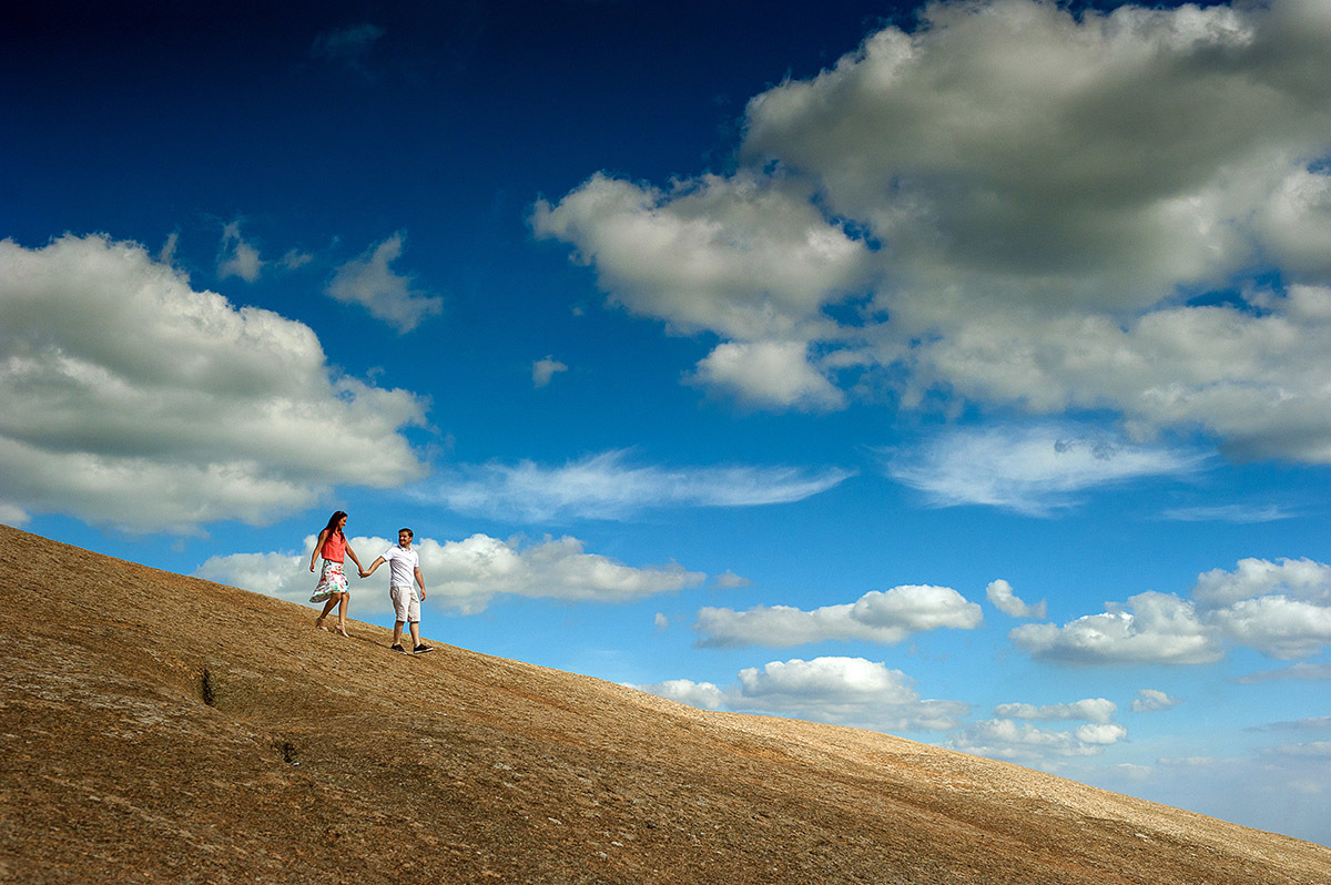  noivos caminhando na Pedra Grande em Atibaia, céu lindo e paisagem perfeita.