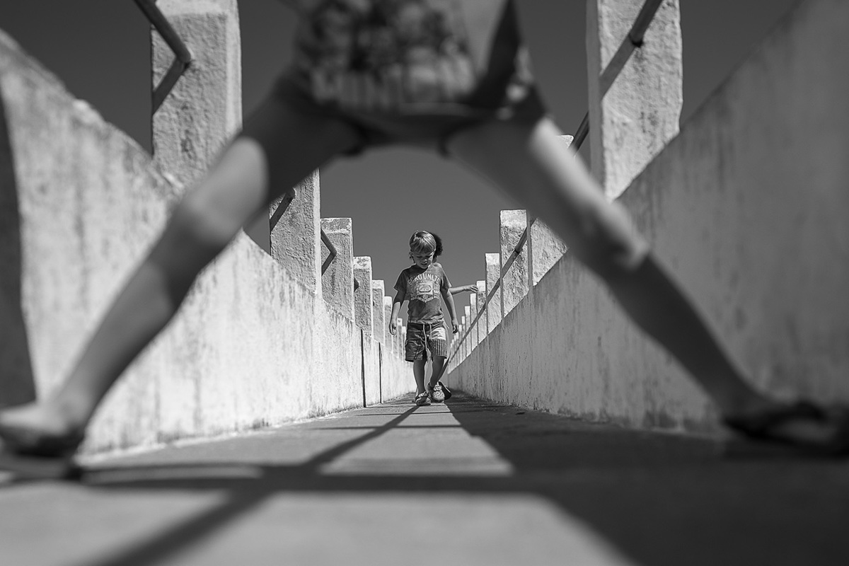 foto Ilha do Porchat - santos - praia de são vicente - fotografia Paulo Araujo, ensaio de família, lifestyle, crianças caminhando.