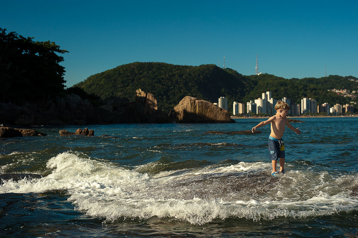 foto Ilha do Porchat - santos - praia de são vicente - fotografia Paulo Araujo, ensaio de família, lifestyle criança nas pedras na praia, Paulo Araujo