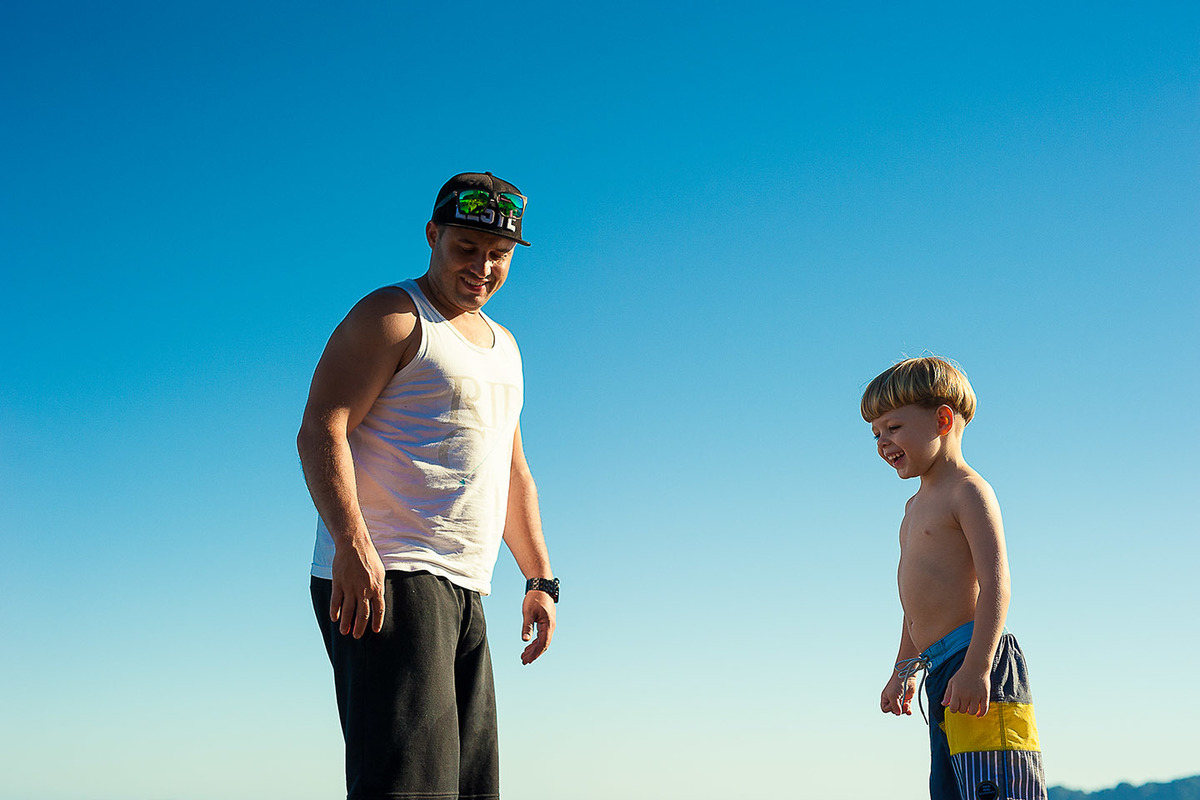 foto Ilha do Porchat - santos - praia de são vicente - fotografia Paulo Araujo, ensaio de família, lifestyle, pai e filho brincando