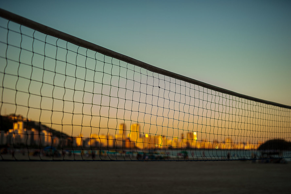 foto Ilha do Porchat - santos - praia de são vicente - fotografia Paulo Araujo, ensaio de família, lifestyle rede de volei na praia