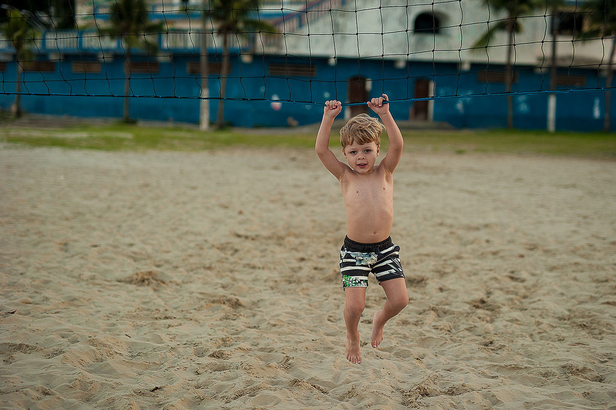 foto Ilha do Porchat - santos - praia de são vicente - fotografia Paulo Araujo, ensaio de família, lifestyle, volei de areia na praia .