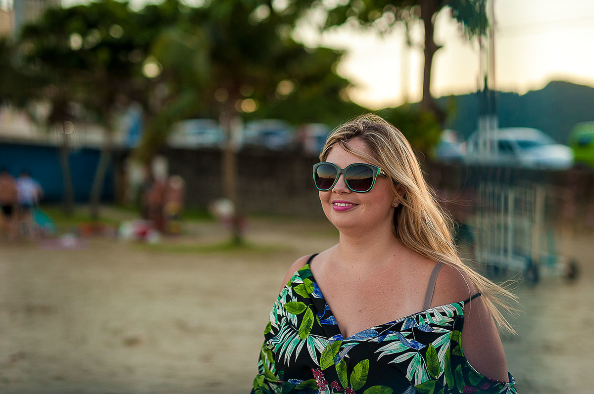 foto Ilha do Porchat - santos - praia de são vicente - fotografia Paulo Araujo, ensaio de família, lifestyle, mamãe vendo seu filho brincar nas areias da praia, óculos de sol.