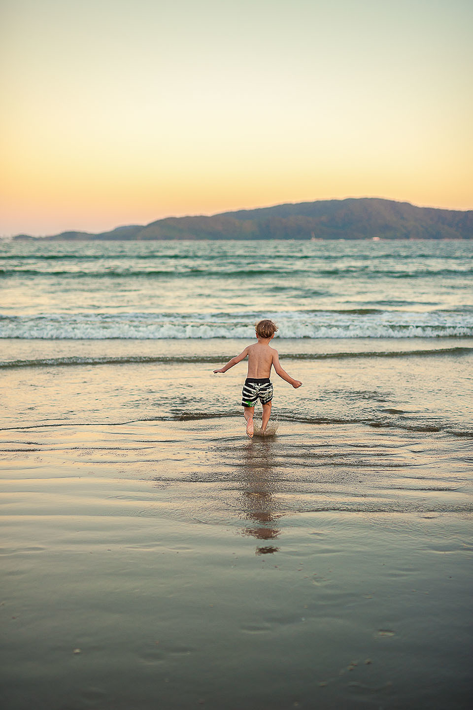 foto Ilha do Porchat - santos - praia de são vicente - fotografia Paulo Araujo, ensaio de família, lifestyle, menino correndo na água da praia.