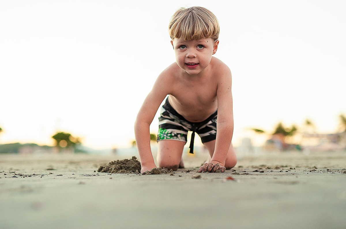 foto Ilha do Porchat - santos - praia de são vicente - fotografia Paulo Araujo, ensaio de família, lifestyle, castelos de areia na praia, criança brincando.