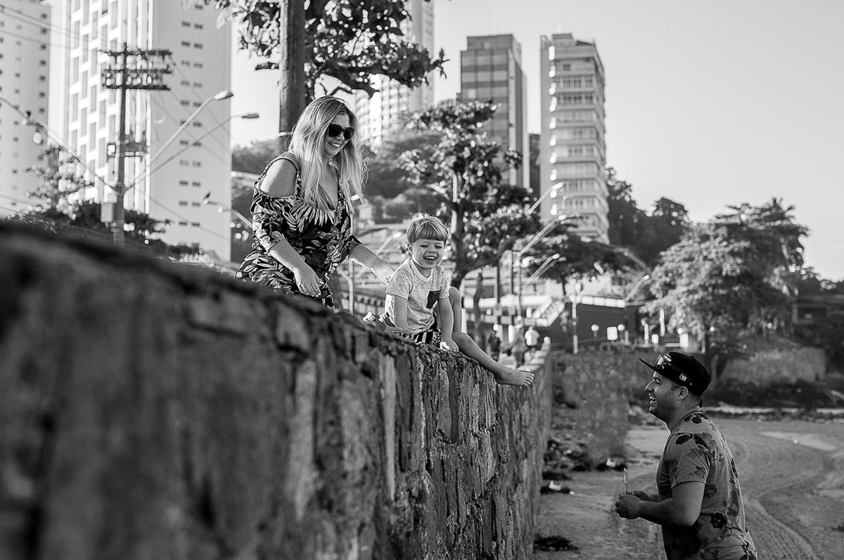 foto Ilha do Porchat - santos - praia de são vicente - fotografia Paulo Araujo, ensaio de família, lifestyle, pais e filho na praia.