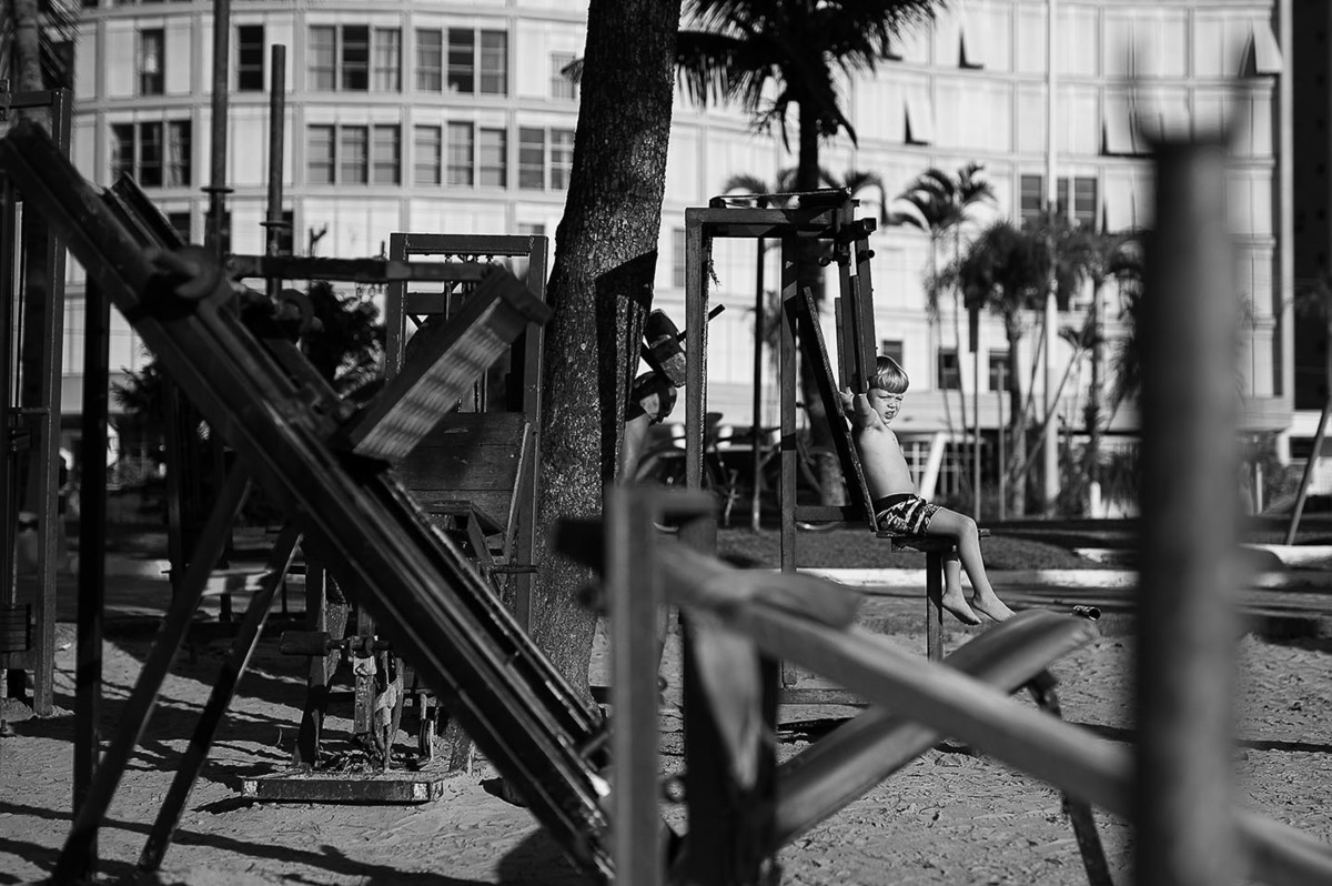 foto Ilha do Porchat - santos - praia de são vicente - fotografia Paulo Araujo, ensaio de família, lifestyle, aparelhos de musculação ao ar livre na praia
