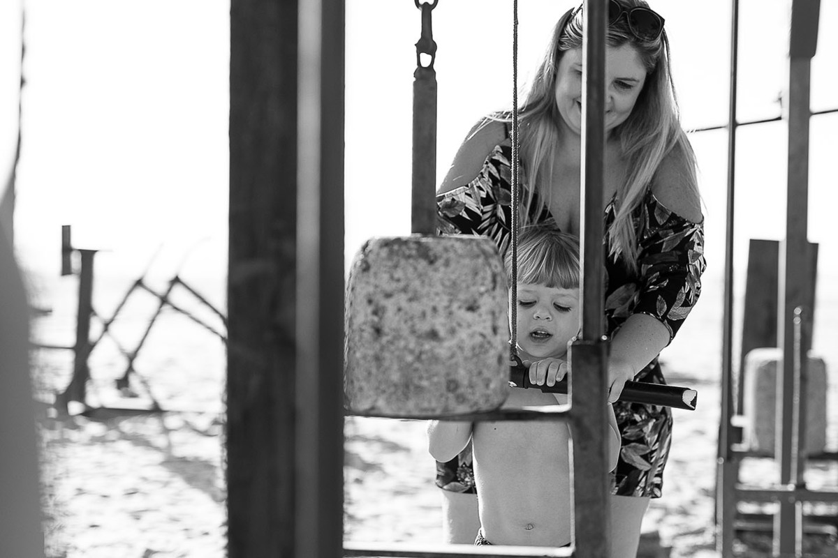 foto Ilha do Porchat - santos - praia de são vicente - fotografia Paulo Araujo, ensaio de família, lifestyle, musculação no ar livre na praia.