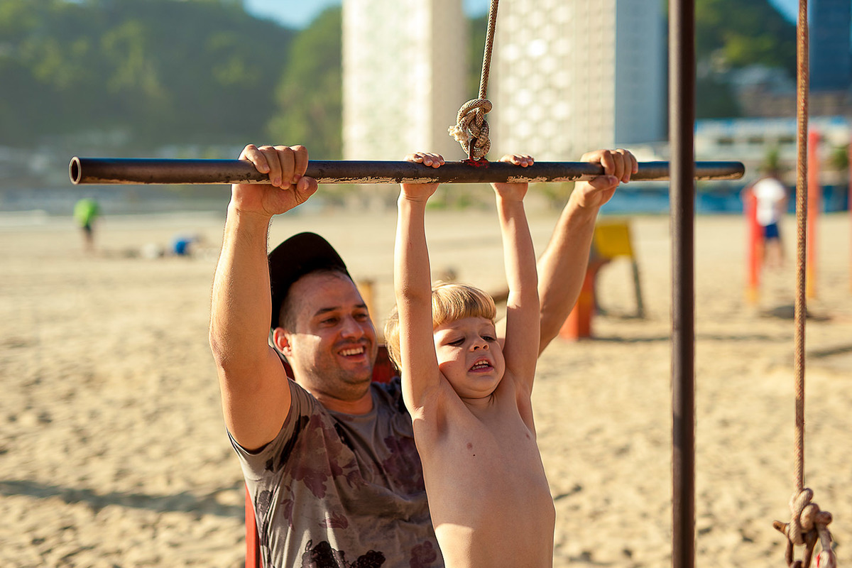 foto Ilha do Porchat - santos - praia de são vicente - fotografia Paulo Araujo, ensaio de família, lifestyle, se exercitando com o pai na praia, academia na rua.