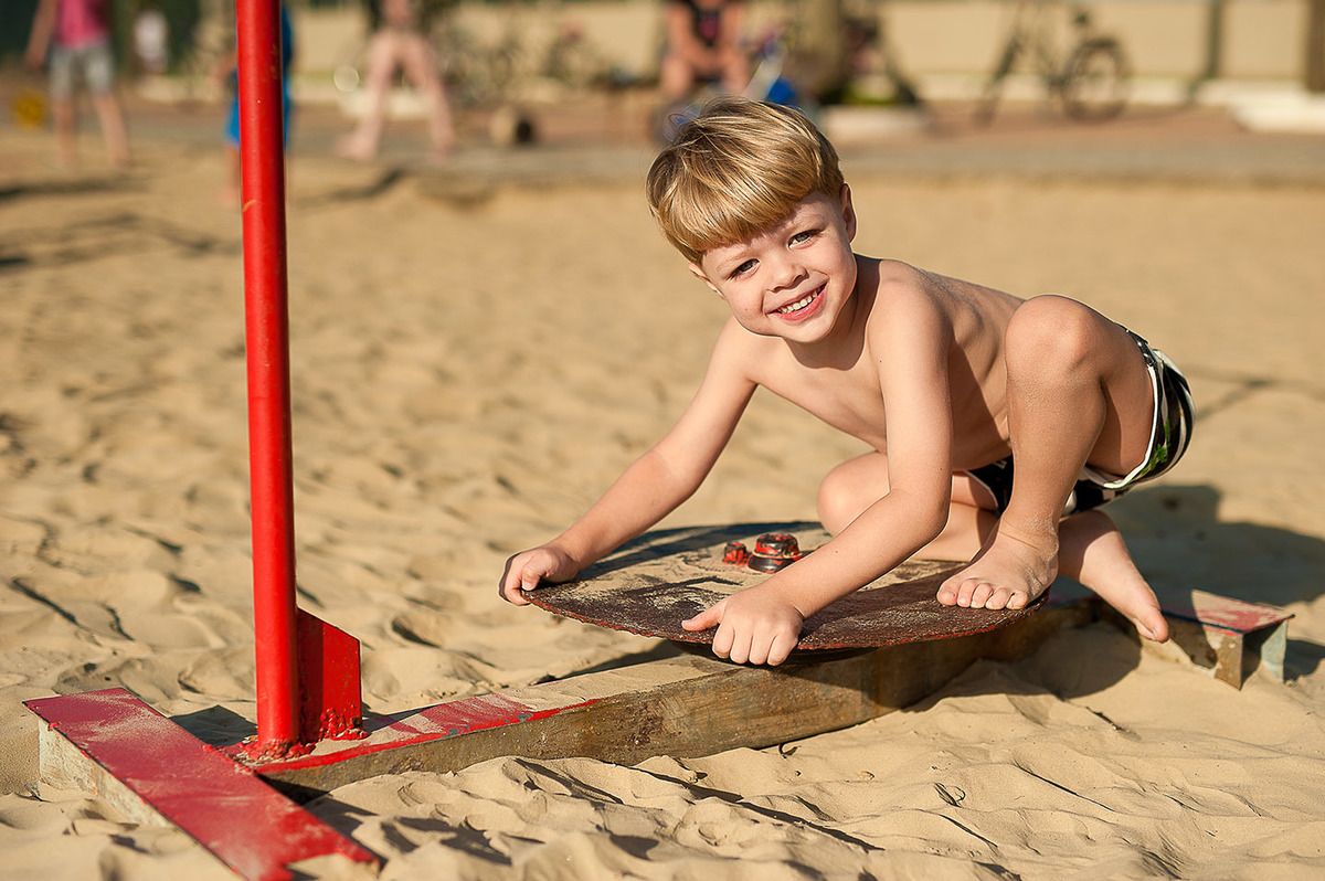 foto Ilha do Porchat - santos - praia de são vicente - fotografia Paulo Araujo, ensaio de família, lifestyle, brincando na areia da praia
