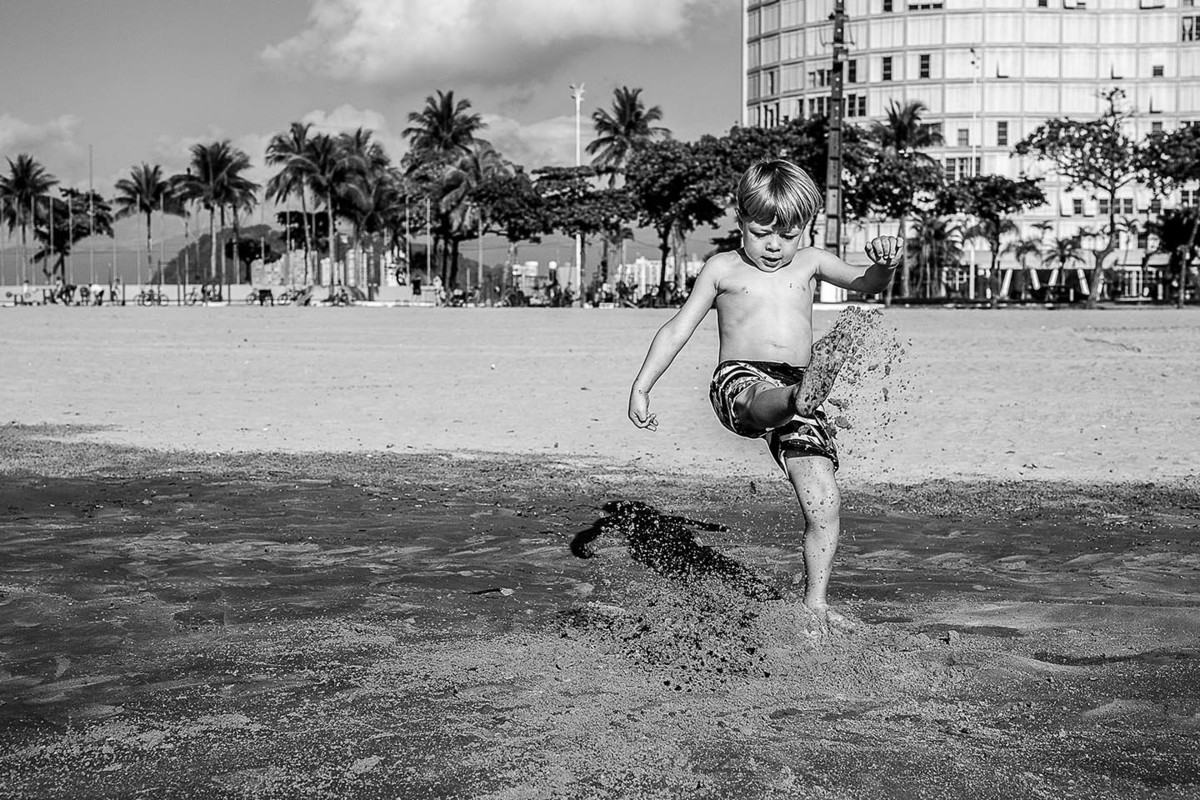 foto Ilha do Porchat - santos - praia de são vicente - fotografia Paulo Araujo, ensaio de família, lifestyle, criança brincando na areia da praia