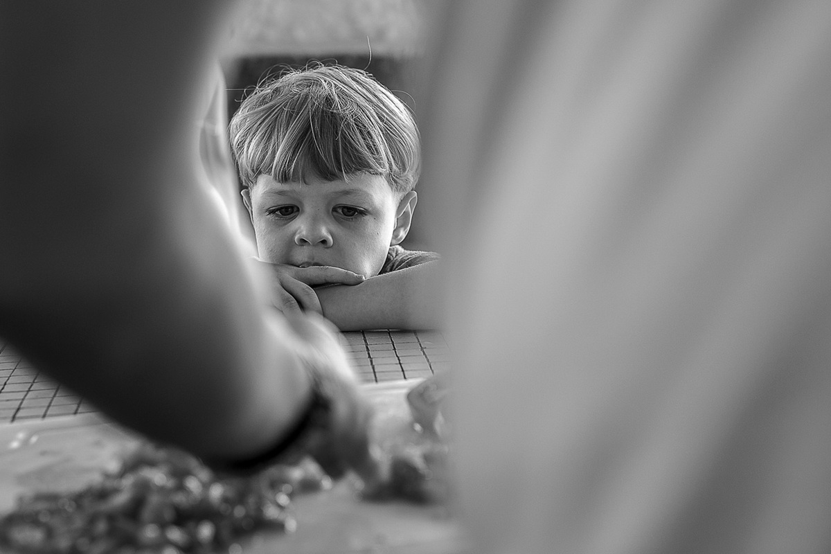 foto Ilha do Porchat - santos - praia de são vicente - fotografia Paulo Araujo, ensaio de família, lifestyle, esperando o pai fazer a comida, cortando o tomate.