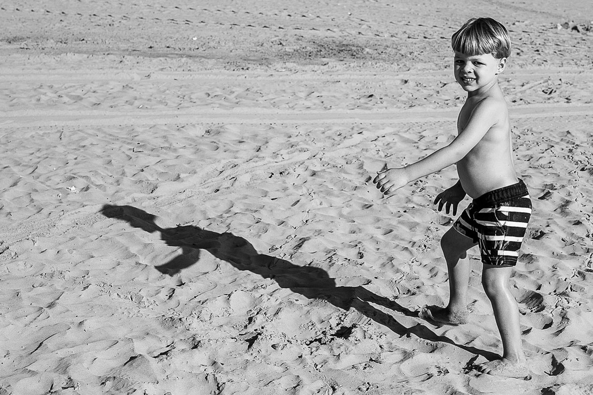 foto Ilha do Porchat - santos - praia de são vicente - fotografia Paulo Araujo, ensaio de família, lifestyle, luz e sombra, caminhando na praia.