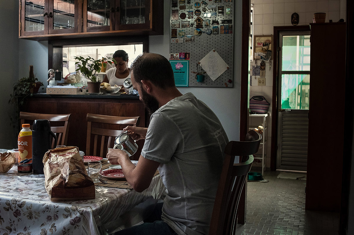 família preparando o café da manhã, ensaio fotográfico de família, fotografia documental