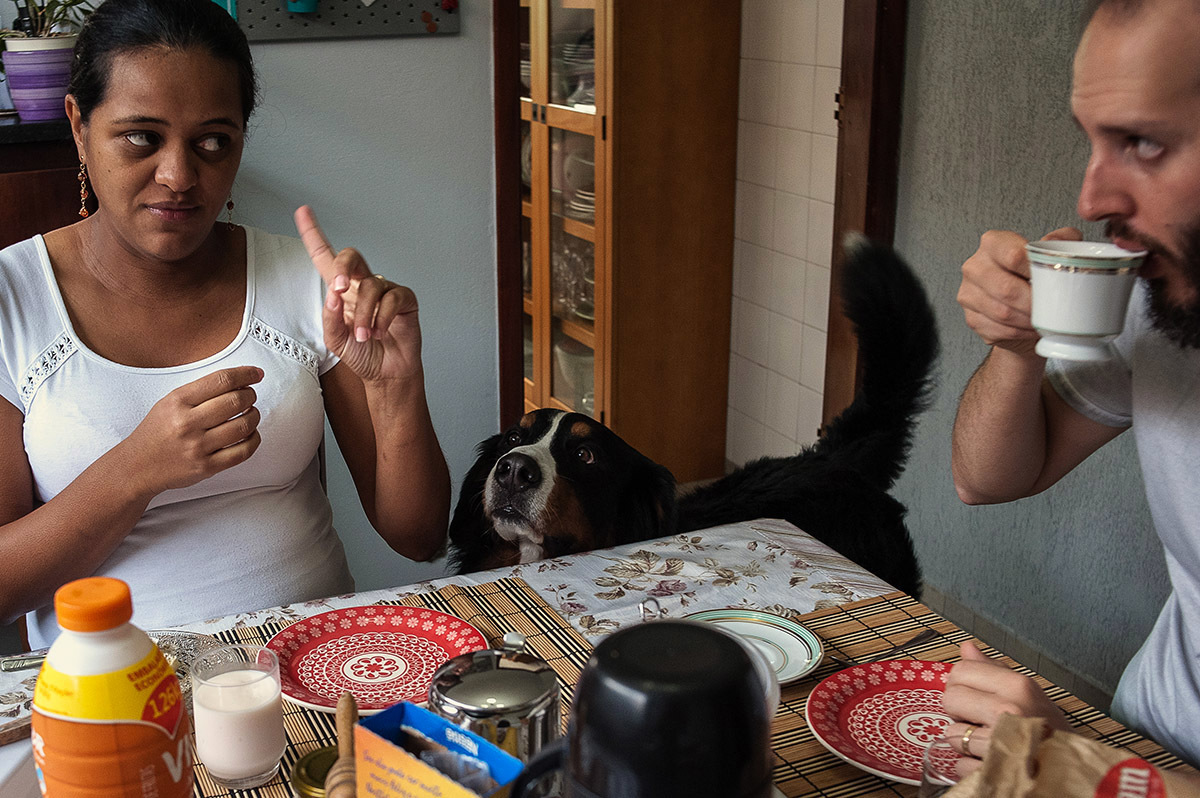 Chamando a atenção do cachorro para não bagunçar. fotografia de família.
Café da manhã em família.
