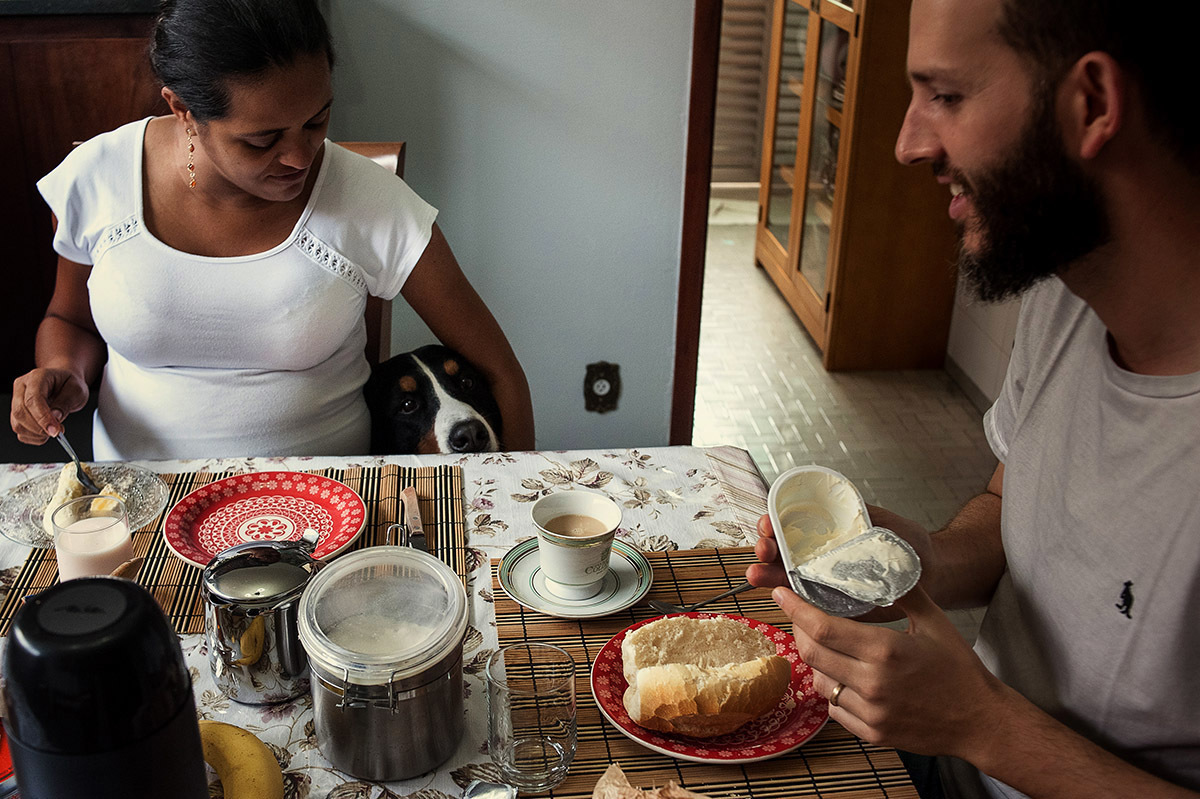 cachorro esperando o dono dar um pedaço de pão, com os olhar de piedade, fotografia de família.
Fotografia documental de família.