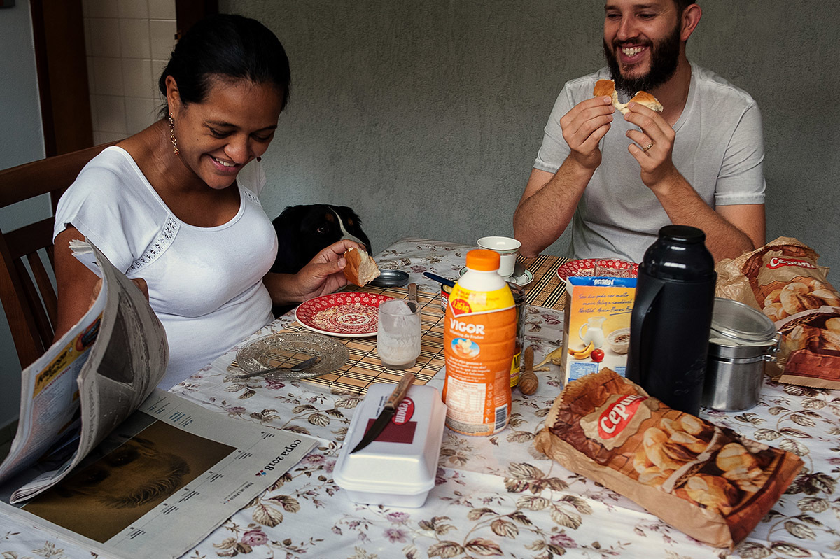 cachorro esperando o dono dar um pedaço de pão, com os olhar de piedade, fotografia de família.
Fotografia documental de família.
café matinal