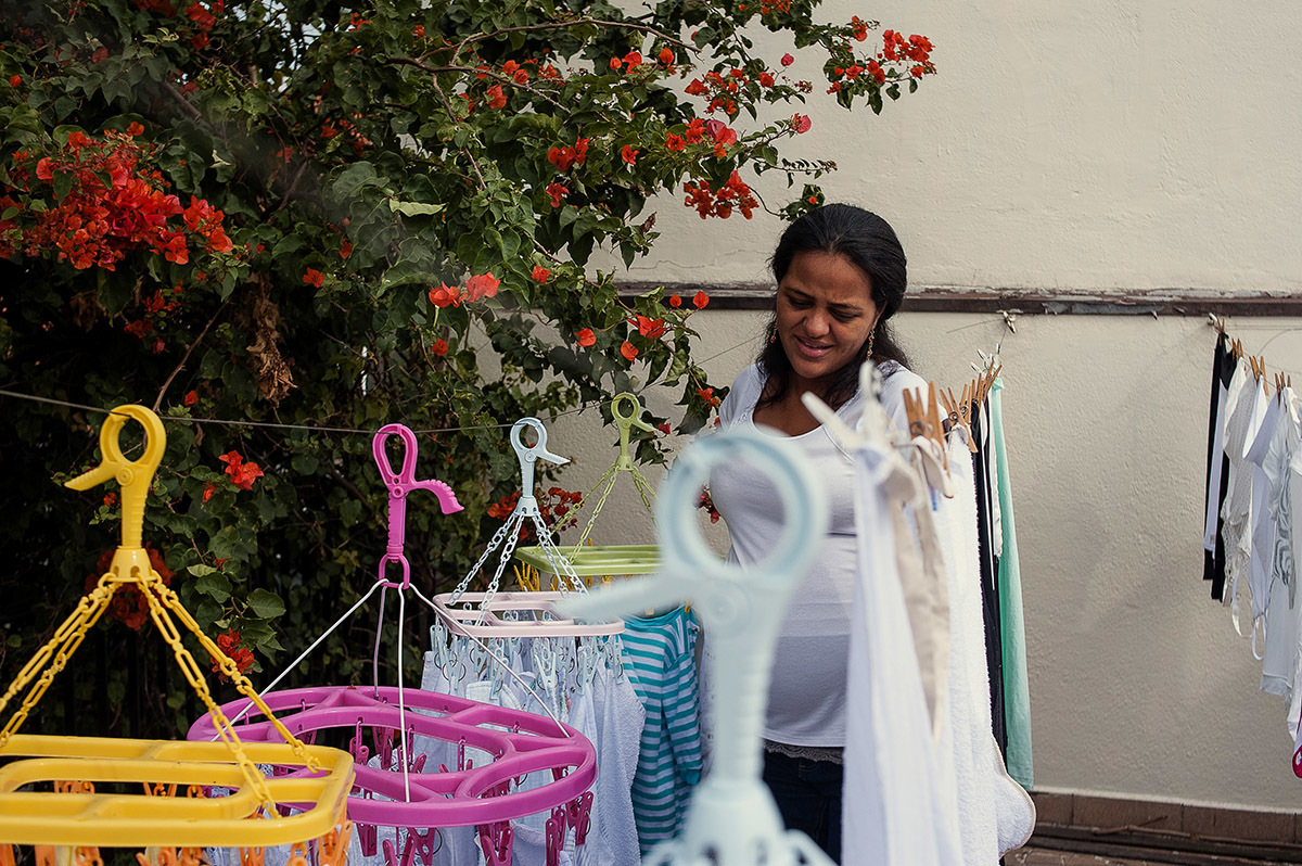 colocando as roupinhas do bebê para secar, enquanto espera a chegada do bebê...ensaio de gestante.