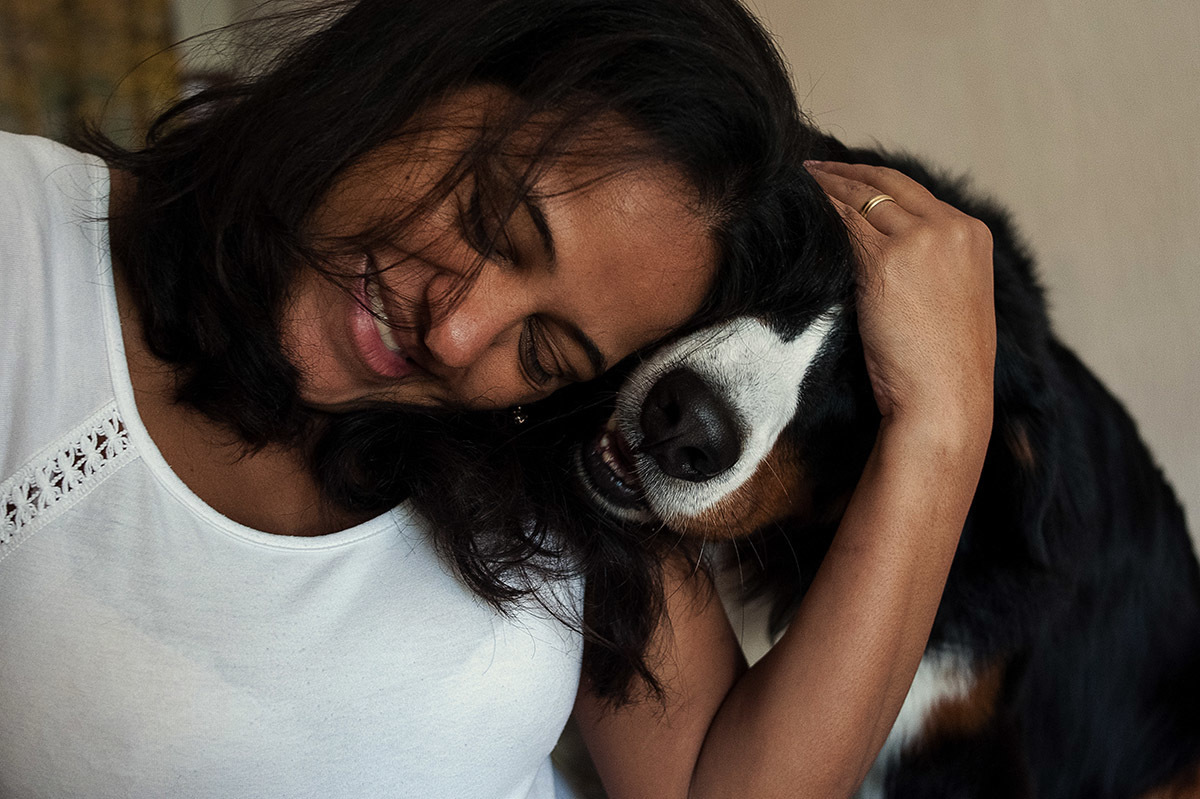 Fazendo carinho no cachorro, ensaio fotográfico de família e gestante