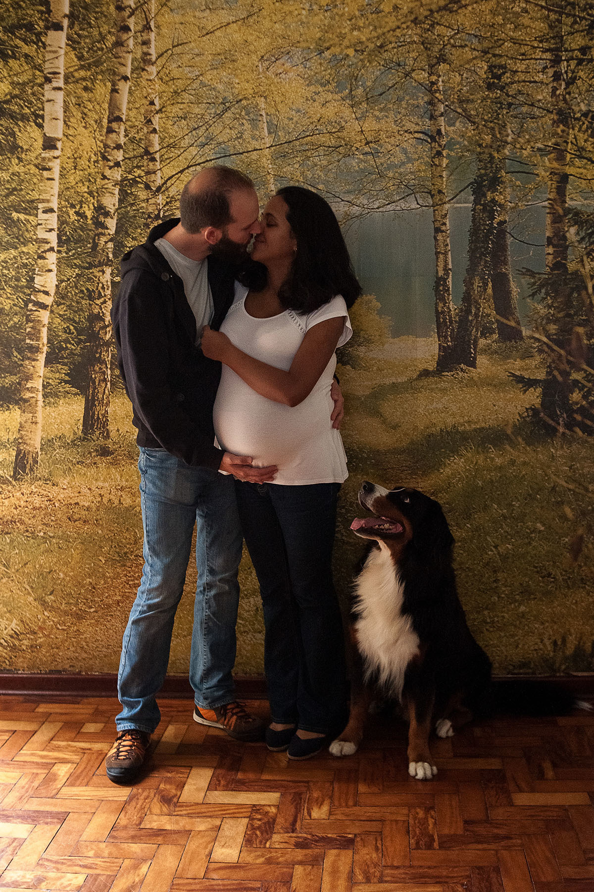 Fazendo carinho no cachorro, ensaio fotográfico de família e gestante. fotografia Paulo Araujo