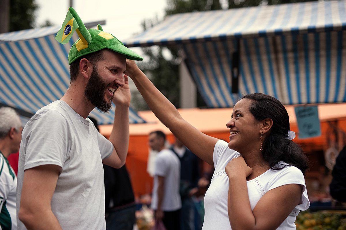 Fotografia de gestante na feira de rua do bairro Ipiranga.
