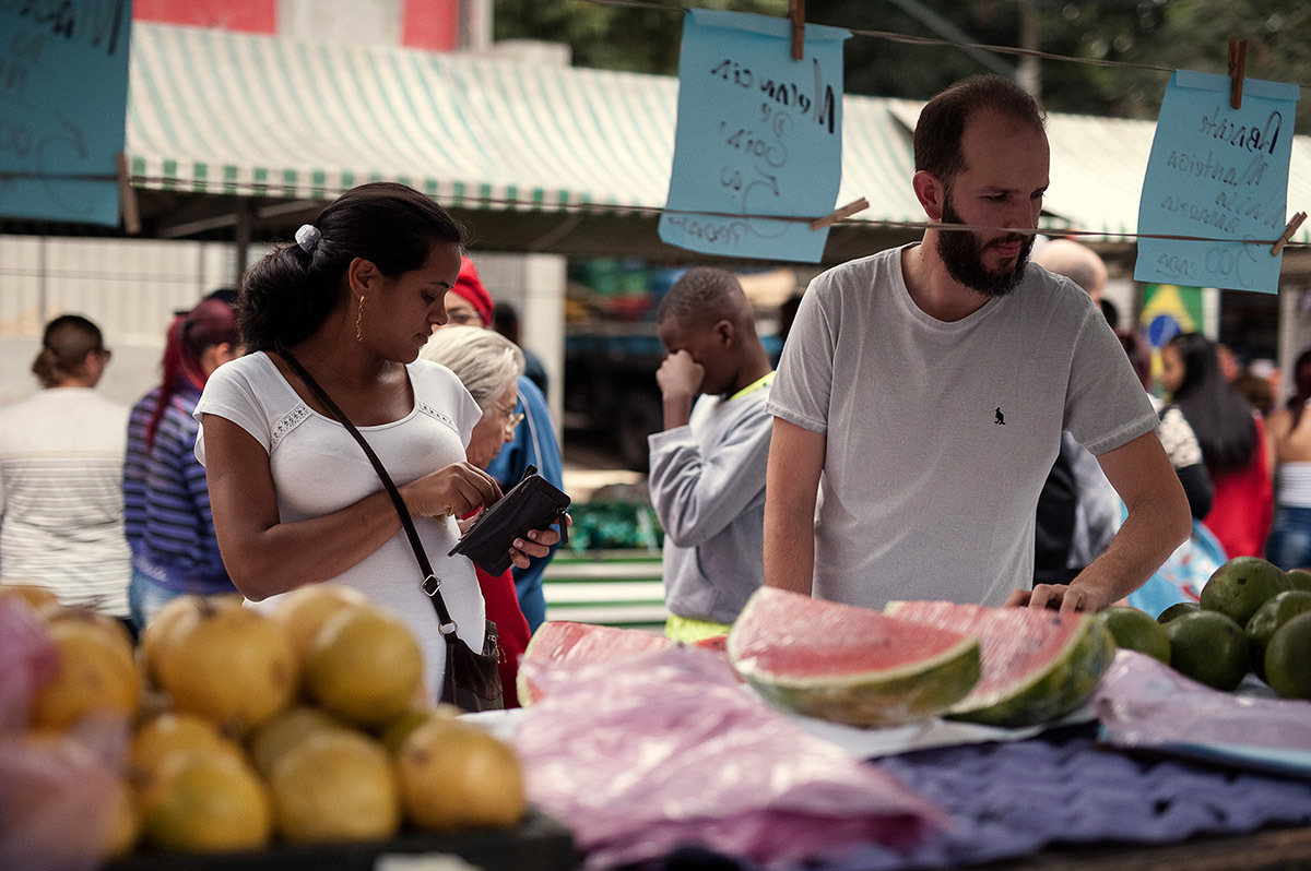 Ensaio fotográfico de gestante diferente, fotos na feira no bairro Ipiranga em São Paulo, fotógrafo de São Paulo.