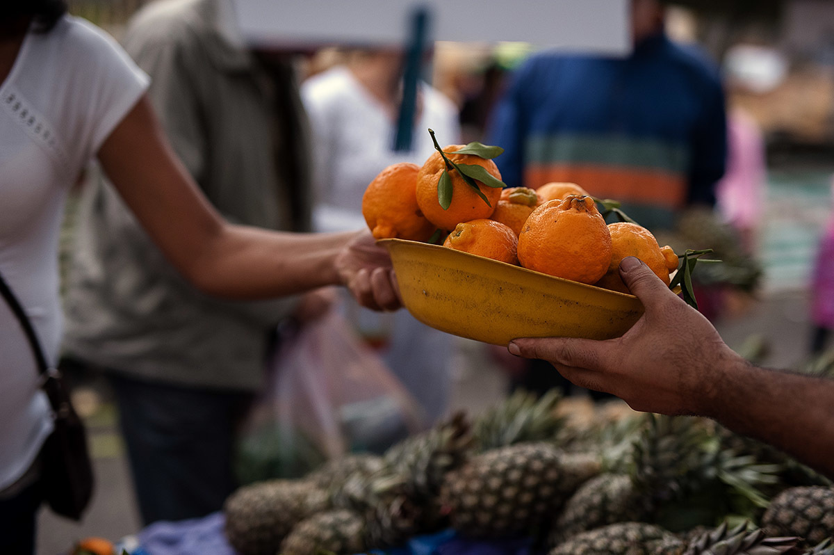 Ensaio fotográfico na feira do Ipiranga em São Paulo - SP, comprando mexerica, tangerina na feira.