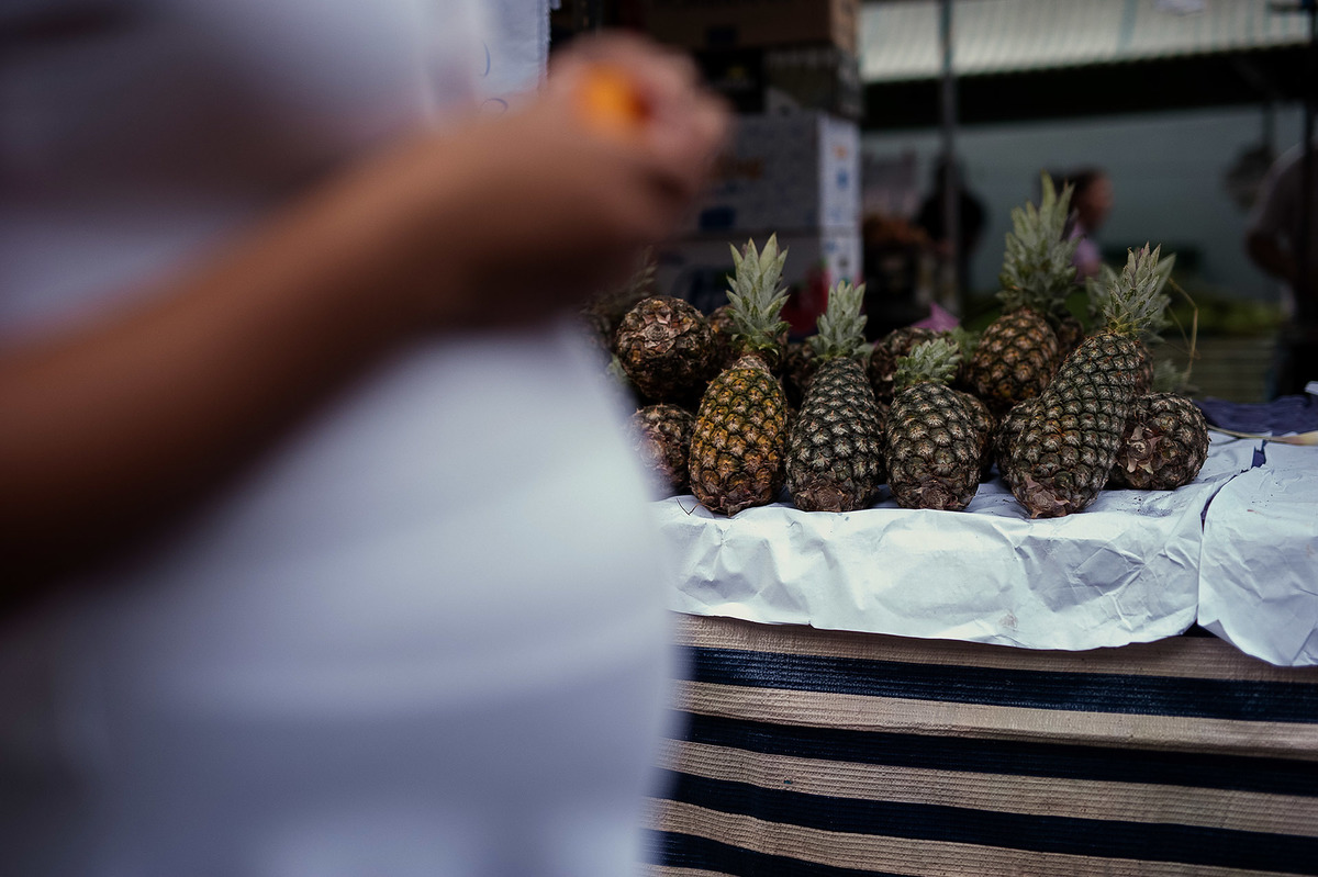 Ensaio fotográfico de gestante diferente, fotos na feira no bairro Ipiranga em São Paulo, fotógrafo de São Paulo.