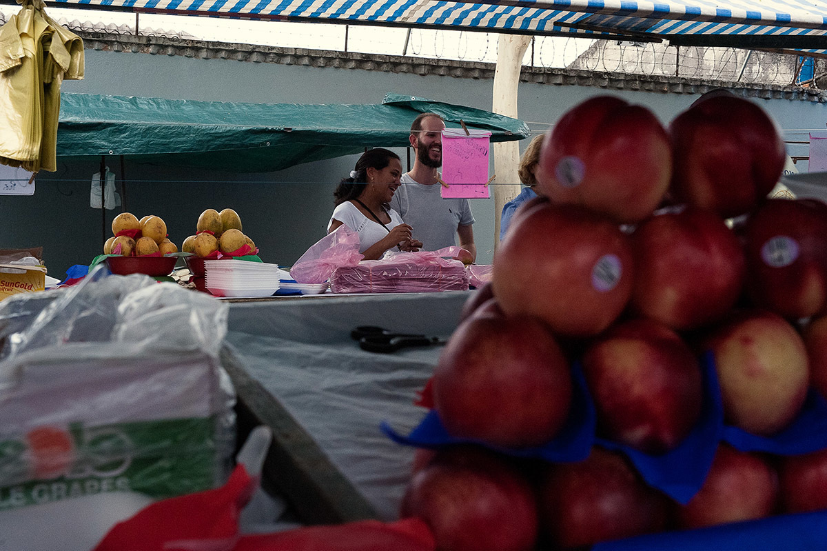 Ensaio fotográfico de gestante diferente, fotos na feira no bairro Ipiranga em São Paulo, fotógrafo de São Paulo. Fotografia Paulo Araujo
