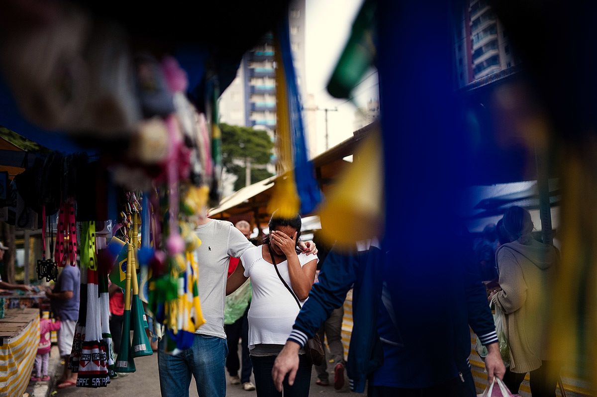 Ensaio fotográfico de gestante diferente, fotos na feira no bairro Ipiranga em São Paulo, fotógrafo de São Paulo. durante a copa do mundo.