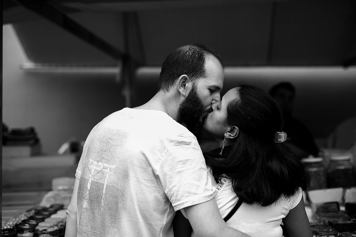 casal namorando na feira de São Paulo. Ensaio fotográfico de gestante.