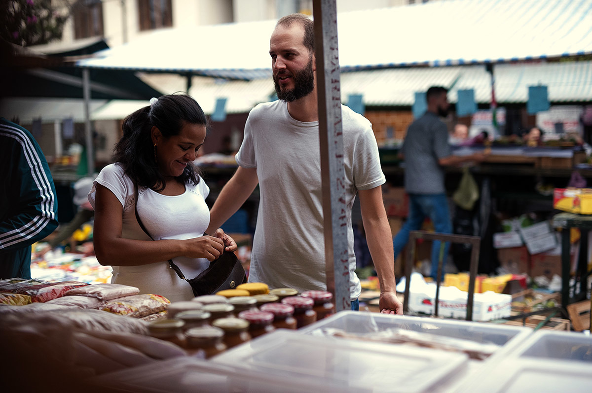 Ensaio fotográfico de gestante diferente, fotos na feira no bairro Ipiranga em São Paulo, fotógrafo de São Paulo. durante a copa do mundo.