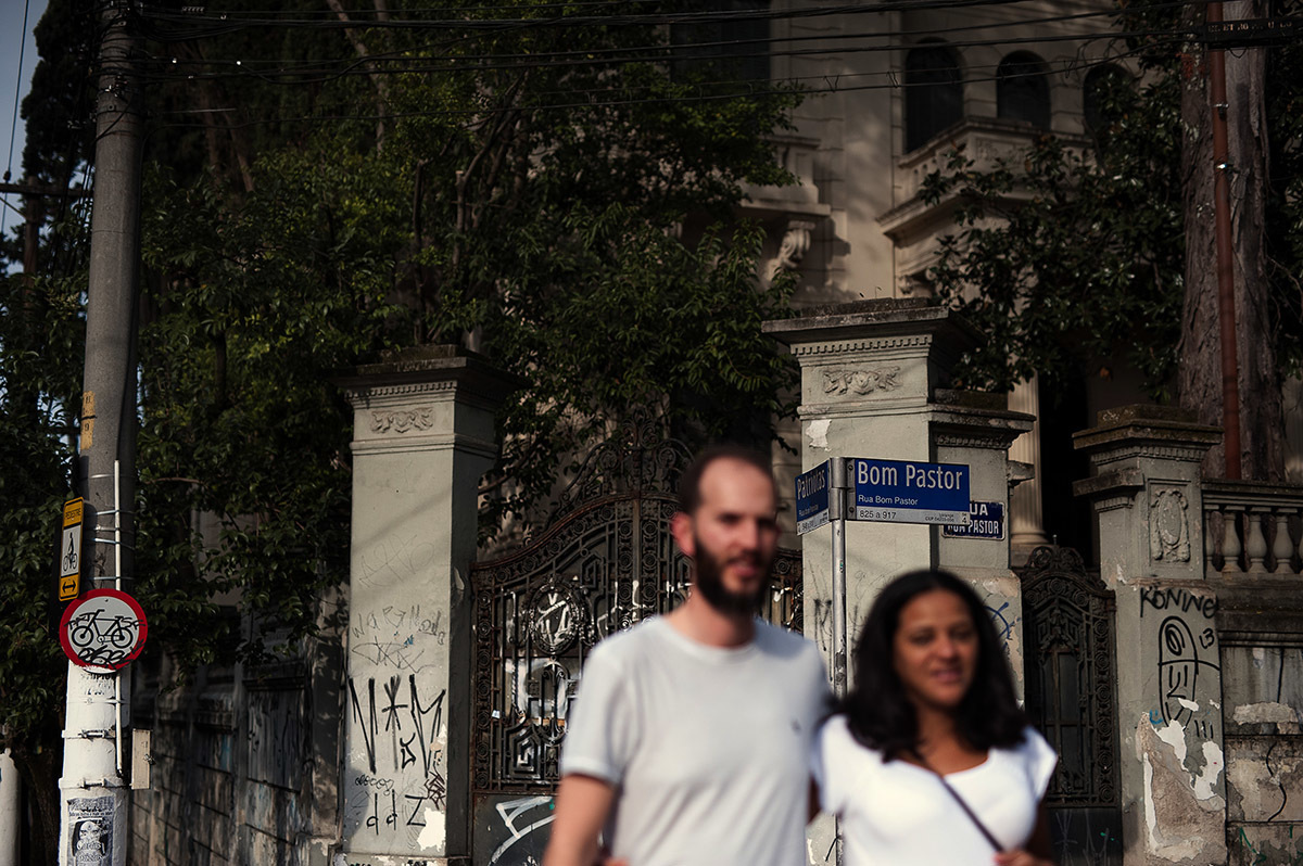 Ensaio fotográfico de gestante, caminhando nas ruas de bairro Ipiranga em São Paulo, fotógrafo de São Paulo. durante a copa do mundo. Rua bom pastor.