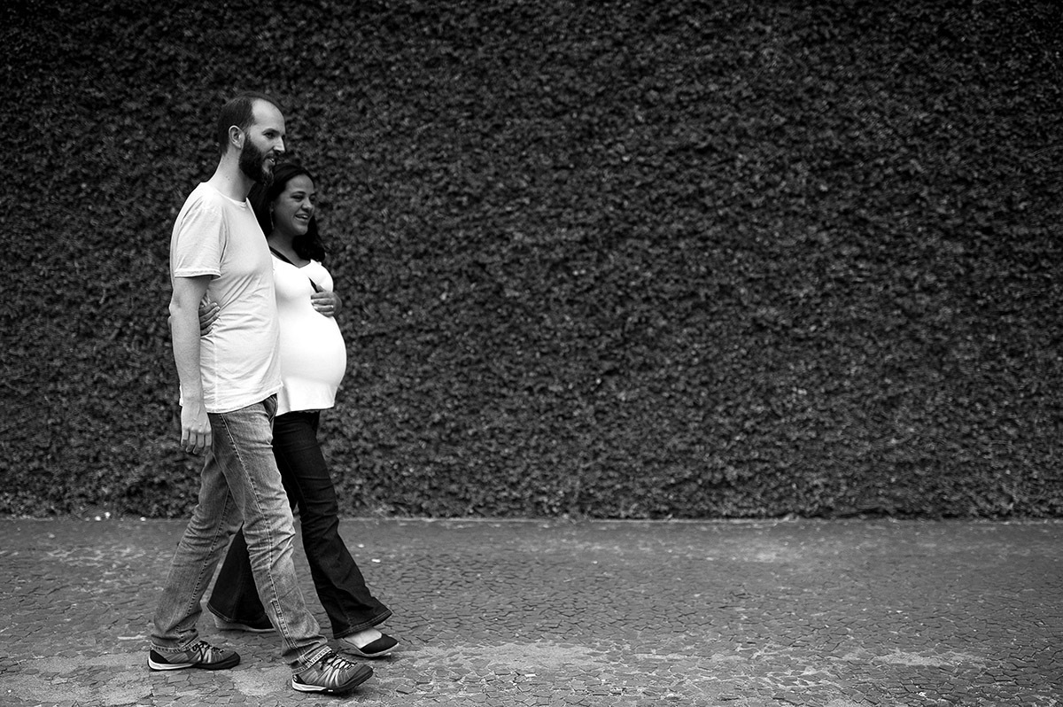 Ensaio fotográfico de gestante, caminhando nas ruas de bairro Ipiranga em São Paulo, fotógrafo de São Paulo. durante a copa do mundo. casal de grávidos.