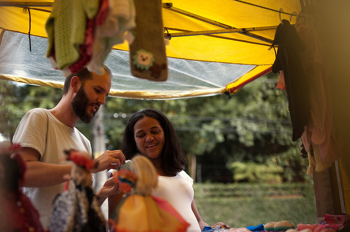 Ensaio fotográfico de gestante diferente, fotos na feira no bairro Ipiranga em São Paulo, fotógrafo de São Paulo. durante a copa do mundo.
