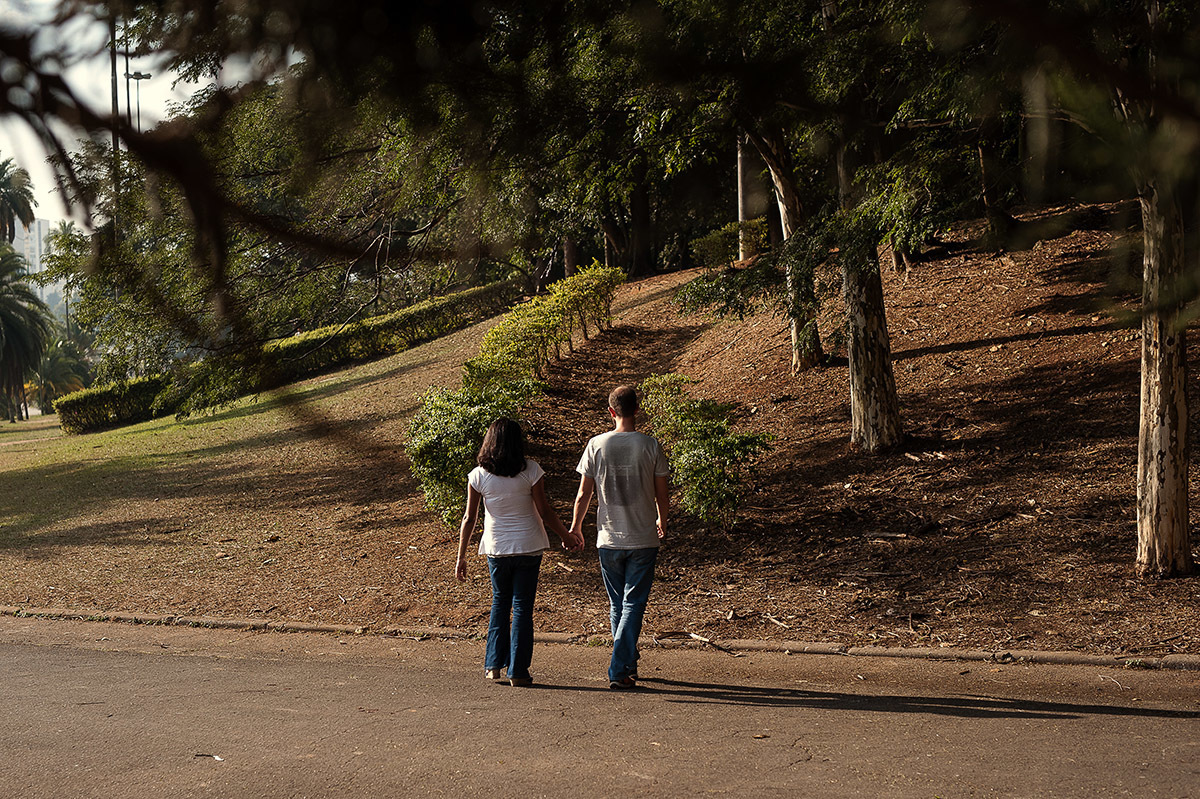 Casal caminhando no parque em ensaio fotográfico no parque da independência - Bairro Ipiranga - São Paulo - SP