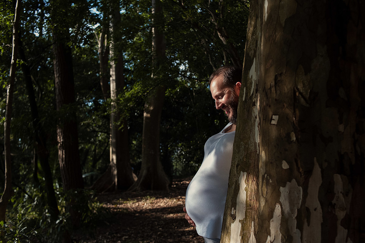 Foto criativa de casal em ensaio fotográfico de gestante, barriga da esposa e rosto do marido.
fotografia de família.