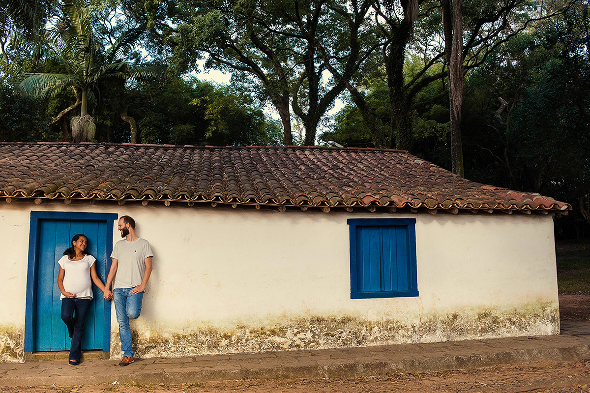 Casal namorando em ensaio de família na casa de Dom Pedro no parque da independência em São Paulo.