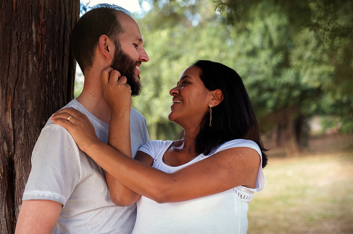 Casal namorando em ensaio de gestante, carinho.
fotos de família.